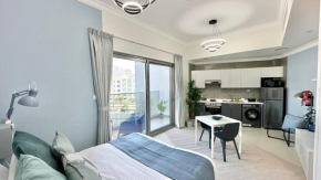 Spacious Luxury Studio Near Mall of the Emirates with Pool Access